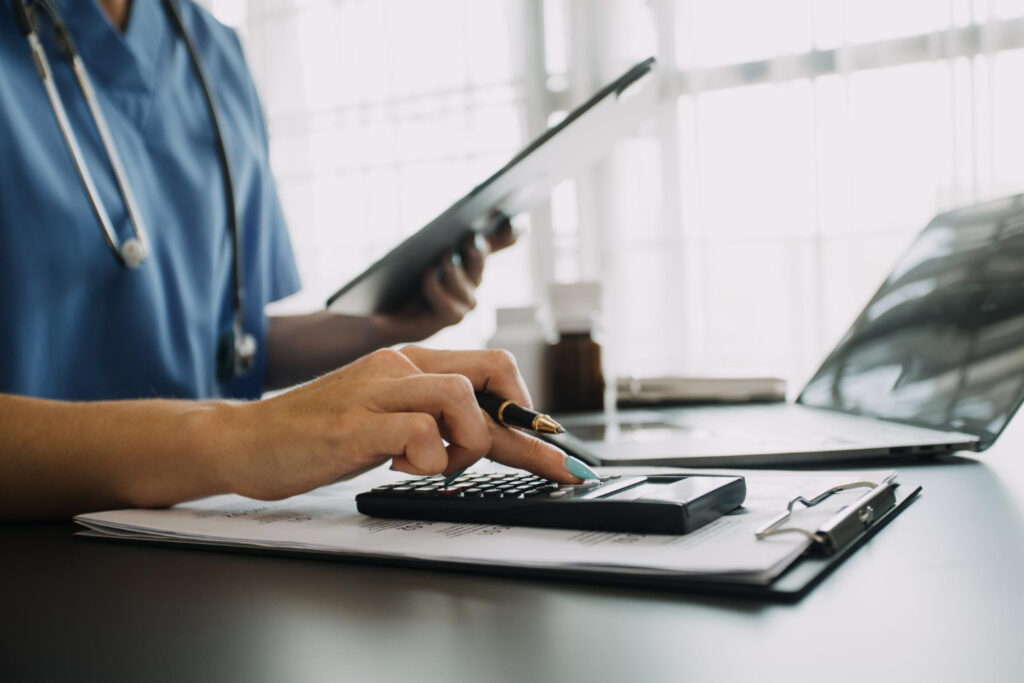 Clínicas médicas em Curitiba: como adaptar faturamento e deduções às novas regras fiscais